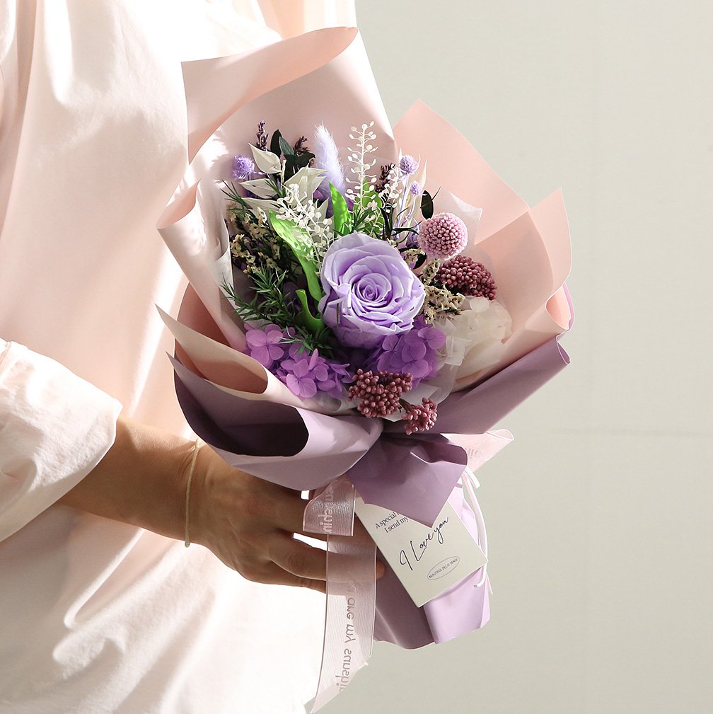 BEST AWARDS설명쿠팡 로켓배송 상품 중 2025 연간 쿠팡 어워즈를 수상한 제품입니다.카테고리: 홈인테리어 프리저브드플라워수상 부문: 베스트 셀링데이터 집계기간: 2025-01-01 ~ 2025-11-12수상 기준: 매출, 판매량뷰티풀데코센스 생화 프리저브드 꽃다발 + 쇼핑백, 퍼플, 21.5 x 37 cm 상세 이미지 2